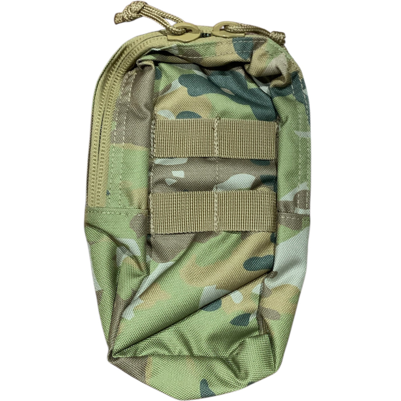 Designed for ultimate versatility, this pouch offers instant accessibility whether attached to your patrol order, assault pack, or large pack. Perfectly sized to accommodate a 1 Litre flask, it's equally adept at storing essential gear like spare rations, shaving supplies, batteries, marker panels, head torches, compact medical kits, or toggle ropes. The 1LT Single Flask Pouch AMCU is your go-to solution for organized tactical storage. www.defenceqstore.com.au