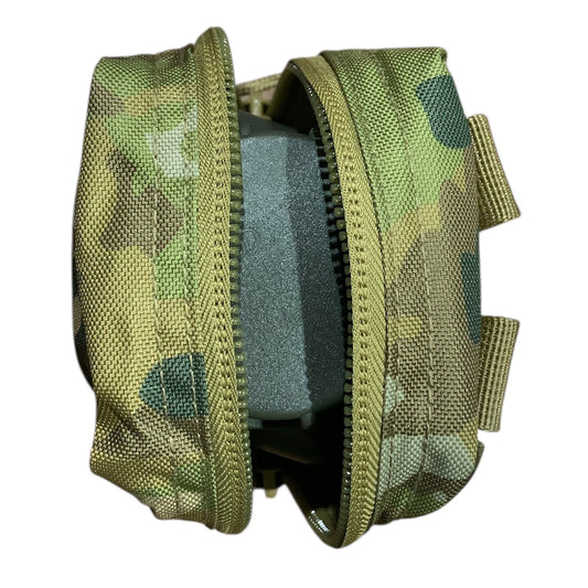 Designed for ultimate versatility, this pouch offers instant accessibility whether attached to your patrol order, assault pack, or large pack. Perfectly sized to accommodate a 1 Litre flask, it's equally adept at storing essential gear like spare rations, shaving supplies, batteries, marker panels, head torches, compact medical kits, or toggle ropes. The 1LT Single Flask Pouch AMCU is your go-to solution for organized tactical storage. www.defenceqstore.com.au