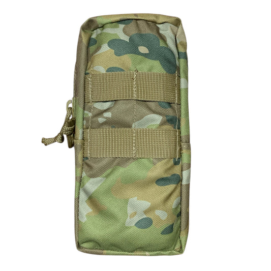 Designed for ultimate versatility, this pouch offers instant accessibility whether attached to your patrol order, assault pack, or large pack. Perfectly sized to accommodate a 1 Litre flask, it's equally adept at storing essential gear like spare rations, shaving supplies, batteries, marker panels, head torches, compact medical kits, or toggle ropes. The 1LT Single Flask Pouch AMCU is your go-to solution for organized tactical storage. www.defenceqstore.com.au