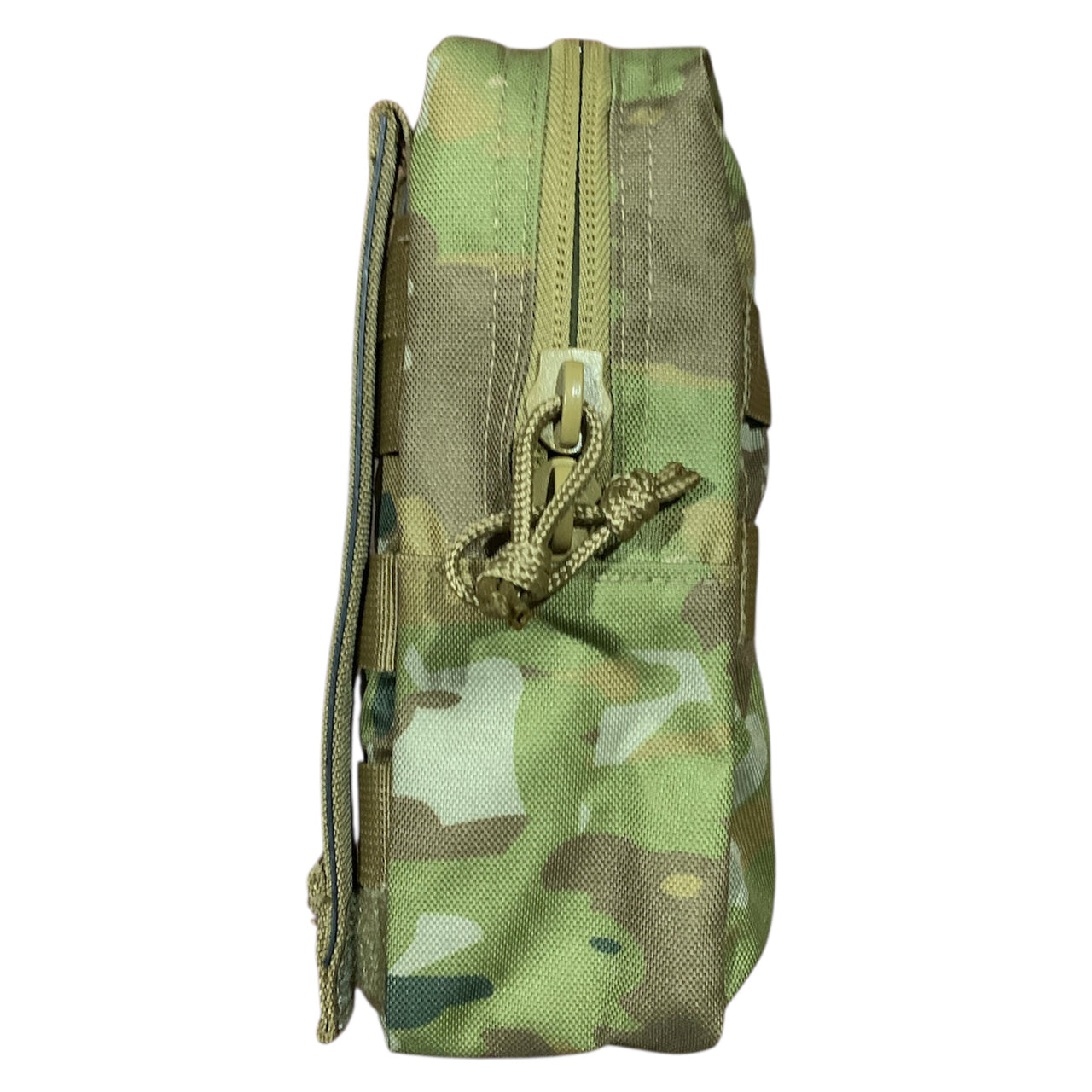 Designed for ultimate versatility, this pouch offers instant accessibility whether attached to your patrol order, assault pack, or large pack. Perfectly sized to accommodate a 1 Litre flask, it's equally adept at storing essential gear like spare rations, shaving supplies, batteries, marker panels, head torches, compact medical kits, or toggle ropes. The 1LT Single Flask Pouch AMCU is your go-to solution for organized tactical storage. www.defenceqstore.com.au