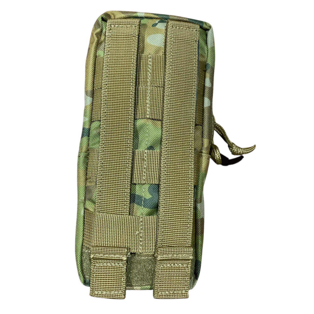 Designed for ultimate versatility, this pouch offers instant accessibility whether attached to your patrol order, assault pack, or large pack. Perfectly sized to accommodate a 1 Litre flask, it's equally adept at storing essential gear like spare rations, shaving supplies, batteries, marker panels, head torches, compact medical kits, or toggle ropes. The 1LT Single Flask Pouch AMCU is your go-to solution for organized tactical storage. www.defenceqstore.com.au
