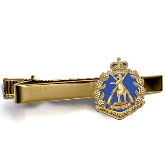 Add a touch of elegance to your look with the 1st Battalion Royal Australian Regiment (1RAR) 20mm enamel tie bar! Crafted with gold-plated material, this gorgeous tie bar is perfect for any work or formal occasion. www.defenceqstore.com.au