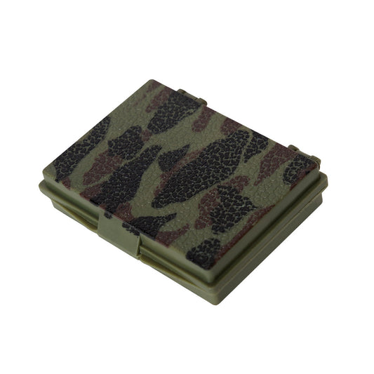 Experience the thrilling camouflage of 7 vivid shades - light green, grey, olive drab, black, sand, foliage, and loam - housed in a robust plastic case! Hydrated with lanolin oil and mineral oil, this compact contains no nut oils. It's the perfect blend of color and convenience to help you adventure in style. www.defenceqstore.com.au