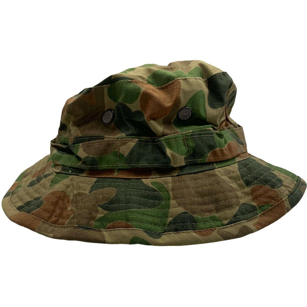 Breathable canvas fabric and a heavy duty drawstring Wide double layer brim with 4 copper mesh eyelets Small - 55/56cm Medium - 57/58cm Large - 59/60cm Xlarge - 61/62cm www.defenceqstore.com.au