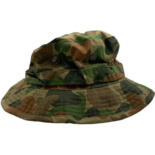 Breathable canvas fabric and a heavy duty drawstring Wide double layer brim with 4 copper mesh eyelets Small - 55/56cm Medium - 57/58cm Large - 59/60cm Xlarge - 61/62cm www.defenceqstore.com.au