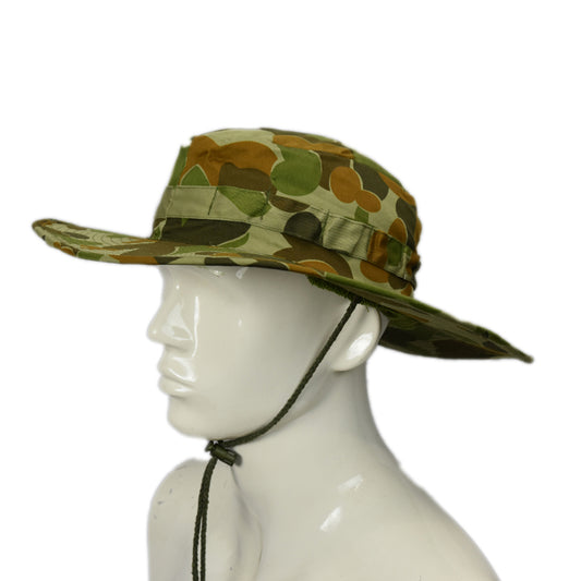 Army style 83 mm wide Brim Boonie Hat. Slouch hat styled crown with cord chinstrap and cord lock. Has towelling on the inside to wipe face with. Colour: AUSCAM Material: 100% Cotton Sizes: 56-S 58-M 60-L 62-XL 64-2XL www.defenceqstore.com.au