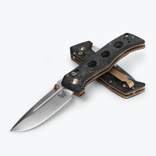 Toughness doesn’t take a day off. The 273-03 Mini Adamas®️ cleans up nicely with marbled carbon fibre handle scales and bright accents, bringing refined style to this utilitarian pocket tank. Featuring an ultra-tough CPM-Magnacut️ blade—this time with a satin finish—and nodding to its predecessors with FDE hardware, this classy weekday workhorse is ready for the weekend. www.defenceqstore.com.au