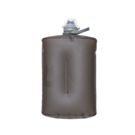 A trail companion like no other, the flexible Stow 1L has an internal baffle that makes it easier to hold and pocket. The spill-proof nozzle allows for easy drinking, it's lightweight, easy to pack and the bail handle makes for more comfortable carrying and attachment. Convenience meets performance. www.defenceqstore.com.au