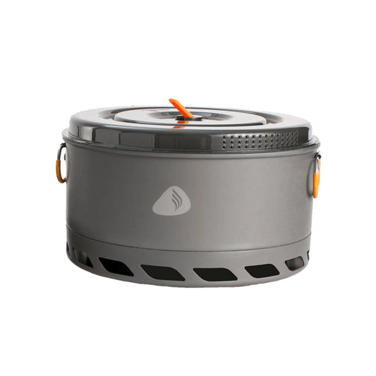 Quickly and efficiently boil water or simmer up some chili for larger groups with the 5-liter FluxRing pot. Jetboil's FluxRing technology features a hard-anodized aluminum construction that delivers extremely efficient boiling times despite the large capacity. www.defenceqstore.com.au