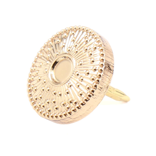 All classes of the order (Companion, Officer, Member and Medal of the Order) are available in both divisions. The eligibility criteria for the equivalent classes in the two divisions require similar levels of achievement, but those for the Military Division are designed to reflect military service. www.defenceqstore.com.au