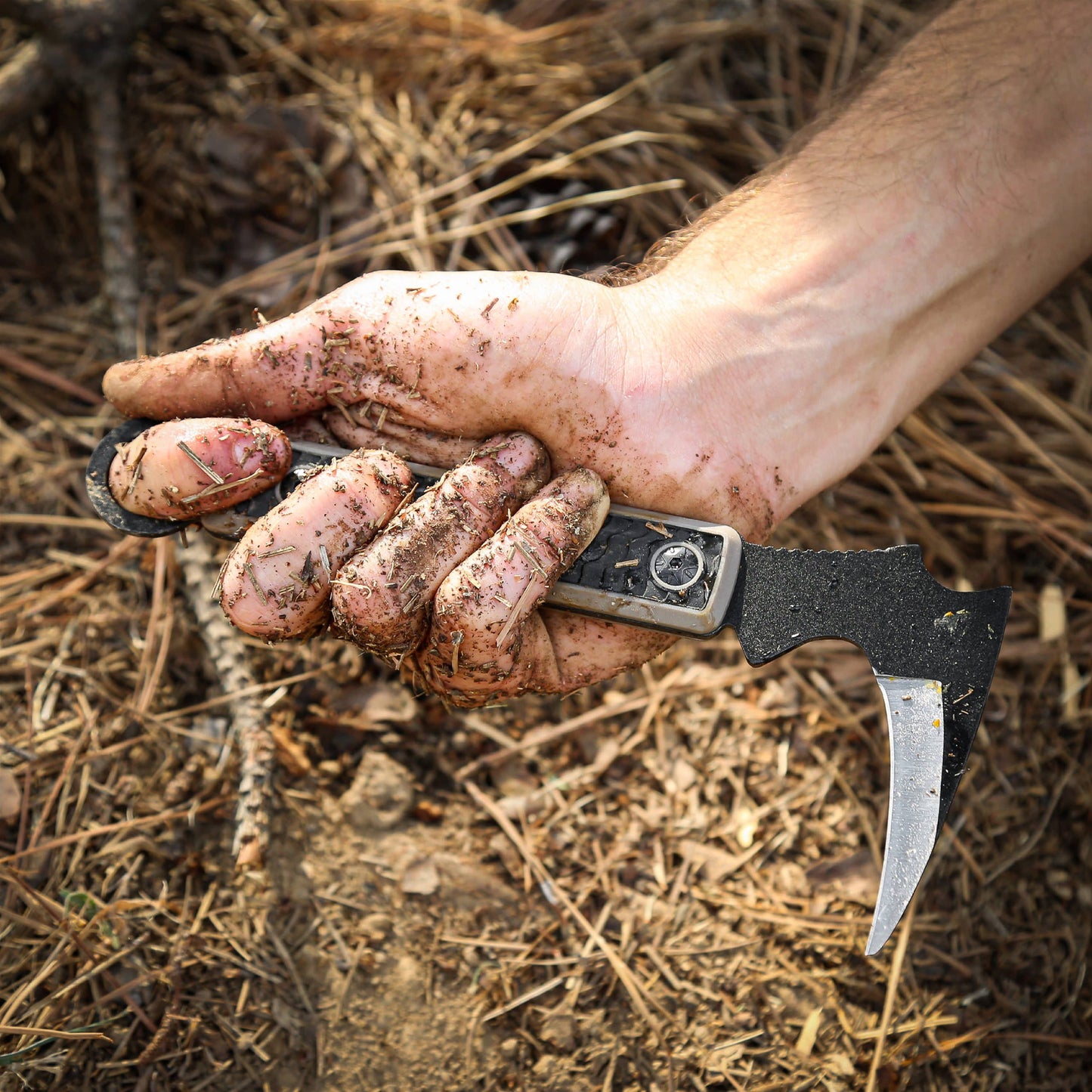 There aren’t too many cutting tasks the Versa Karambit can’t tackle with ease. The 3-1/2” full-tang talon blade will cut through cut nylon strapping, canvas and heavy materials without hesitation while the powder-coated 420 stainless steel construction is strong, sturdy and ideal for re-sharpening when the time comes. www.defenceqstore.com.au