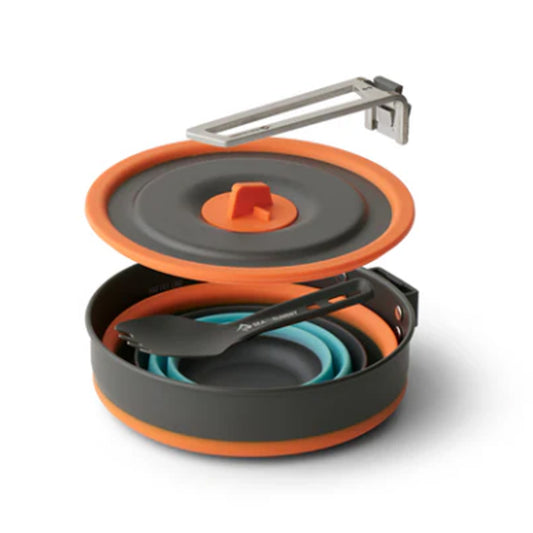 When you head out into technical terrain on a multi-day adventure, every gram counts. The Frontier Collapsible 1L Pot packs down tight and rattle-free in your pack, frame bag or panniers. When it’s time to cook, it extends out to form a full function cook pot made from food-grade silicone and an anodised aluminium base and lid. www.defenceqstore.com.au