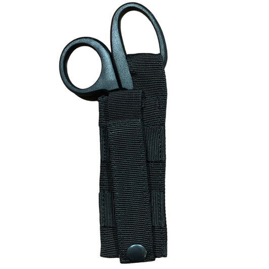 This locally made pouch is designed for police tactical vests and offers a sleek, lightweight, and effective solution. It features a padded sleeve for a single pair of medium sized trauma shears, with an easy access button clip system that can be operated with one hand. The pouch only requires one MOLLE column for attachment, ensuring quick and convenient access to vital tools when every second counts. www.defenceqstore.com.au