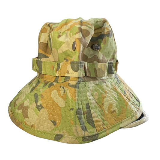 Constructed of airy canvas fabric, Giggle Hat AMCU boasts a rugged drawstring with cord, a double-layer brim, and an updated style featuring a broader brim. Weighing 80g. It's lightweight yet strong and designed for all-weather adventure wear. Look good and feel confident with Giggle Hat AMCU. www.defenceqstore.com.au