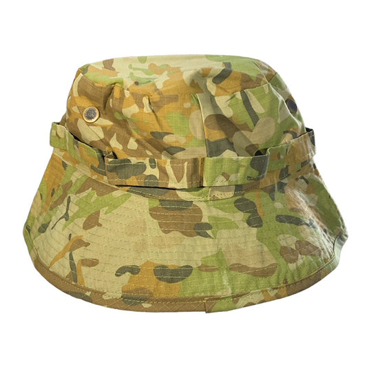 Constructed of airy canvas fabric, Giggle Hat AMCU boasts a rugged drawstring with cord, a double-layer brim, and an updated style featuring a broader brim. Weighing 80g. It's lightweight yet strong and designed for all-weather adventure wear. Look good and feel confident with Giggle Hat AMCU. www.defenceqstore.com.au