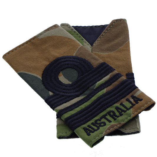 Order this qualityLieutenant Commander DPCU Soft Rank Insignia (auscam) with embroidered detailing this set of two is ready for wear. Order your set now. Specifications: Material: Soft rank insignia, fabric, raised embroidery Colour: DPCU, black Size: Standard