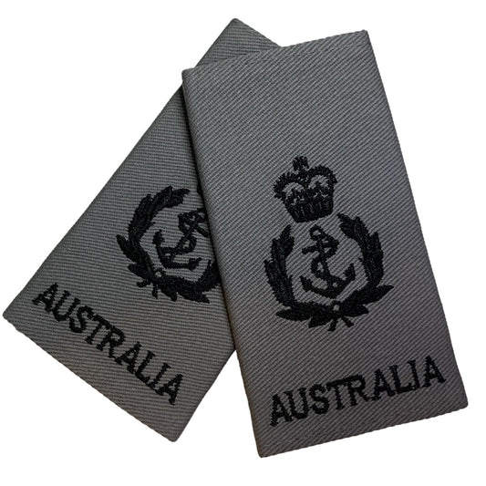 Order this quality Chief Petty Officer Soft Rank Insignia (grey) with embroidered detailing this set of two is ready for wear. Specifications: Material: Soft rank insignia, fabric, raised embroidery Colour: Grey, black Size: Standard www.defenceqstore.com.au