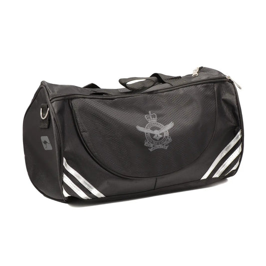 Made from durable 600D polyester weave, this tough roll-style gym bag is perfect for carrying all of your workout essentials. With a removable strap and convenient slip pockets on the front and side, it's easy to take with you wherever you go. Keep your gym gear organized and accessible with this must-have bag! www.defenceqstore.com.au