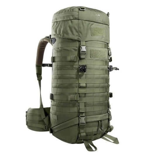 The TT Base Pack offers a volume of 52 litres and is expandable to 65 litres. It has a height-adjustable and removable lid. When used without the lid, the backpack is closed with the rolled snow guard. On the front and sides is MOLLE. The hip belt can be removed and used separately as a Warrior Belt. www.defenceqstore.com.au
