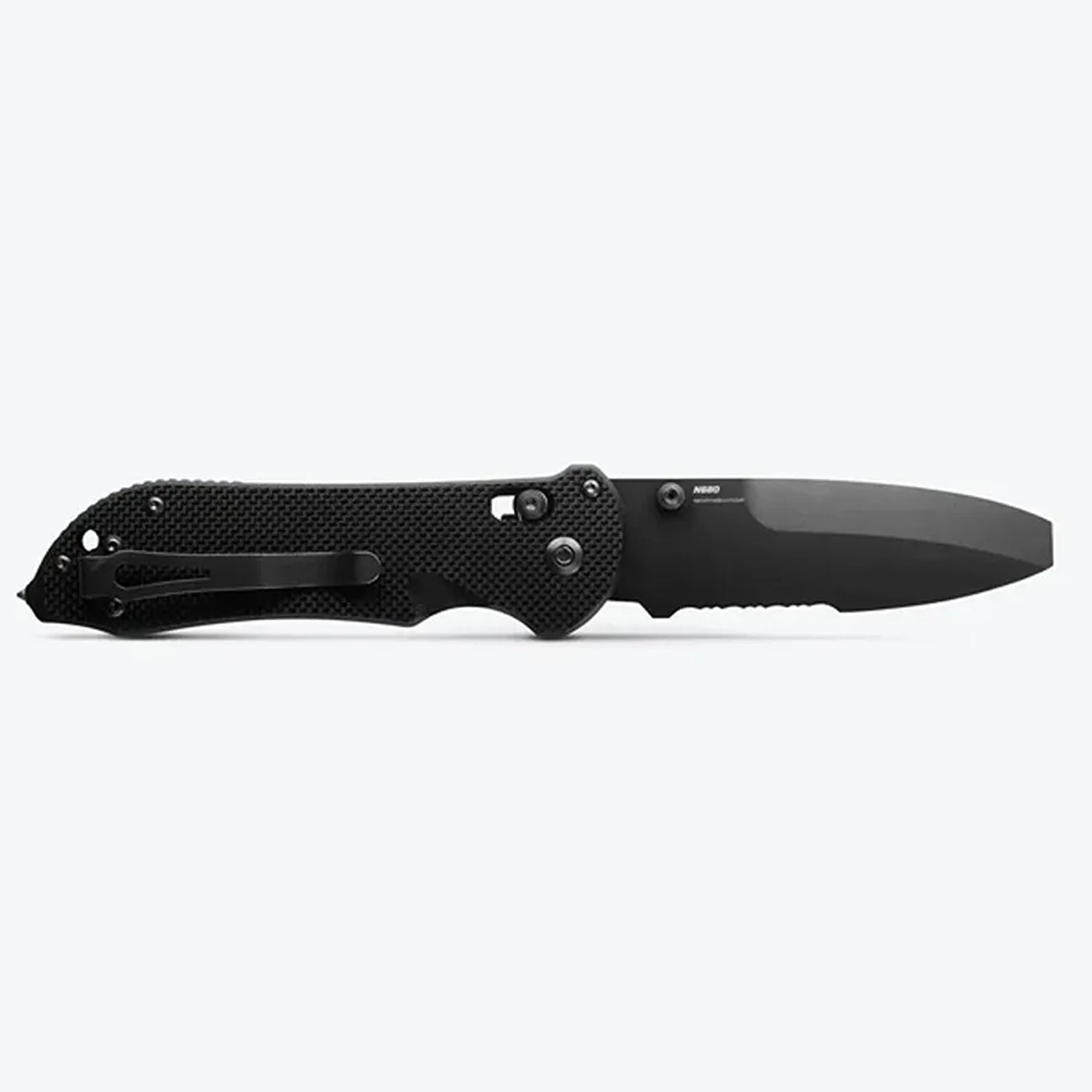 This 916 Triage® knife has all of the great features of Benchmade's&nbsp;original Triage rescue tool, and the added safety-utility benefit of the opposing bevel blunt tip blade.&nbsp;This dynamic triple utility tool includes part serrated knife, safety hook /strap cutter and carbide glass breaker. www.defenceqstore.com.au