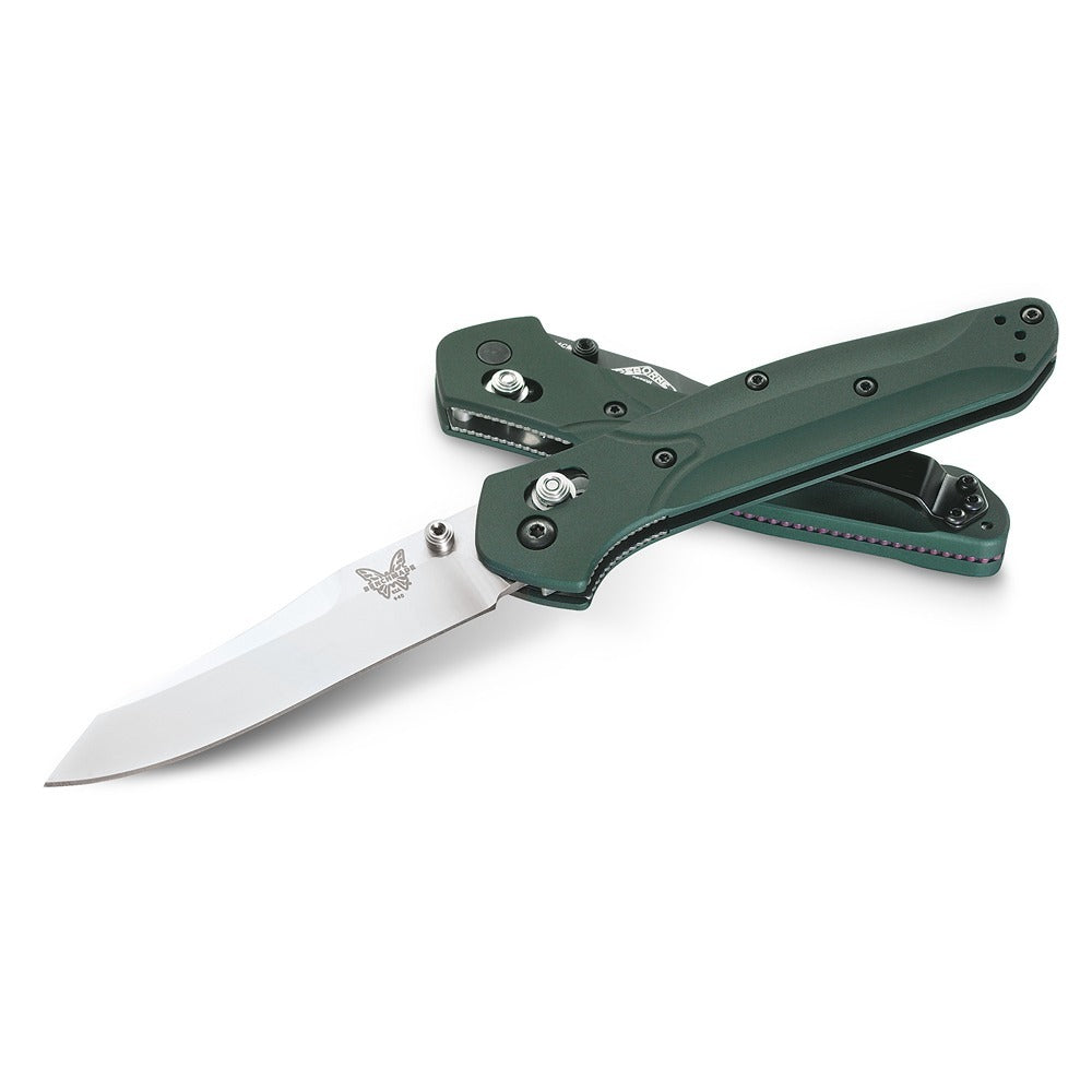 Highly regarded as one of the most quintessential EDCs of all time, the 940 is slim, stylish and can perform in just about any situation imaginable.  The 940 features a satin plain edge reverse tanto blade with a green anodised aluminum handle. The manual opening blade contains strong CPM-S30V blade steel. Made in U.S.A. www.defenceqstore.com.au