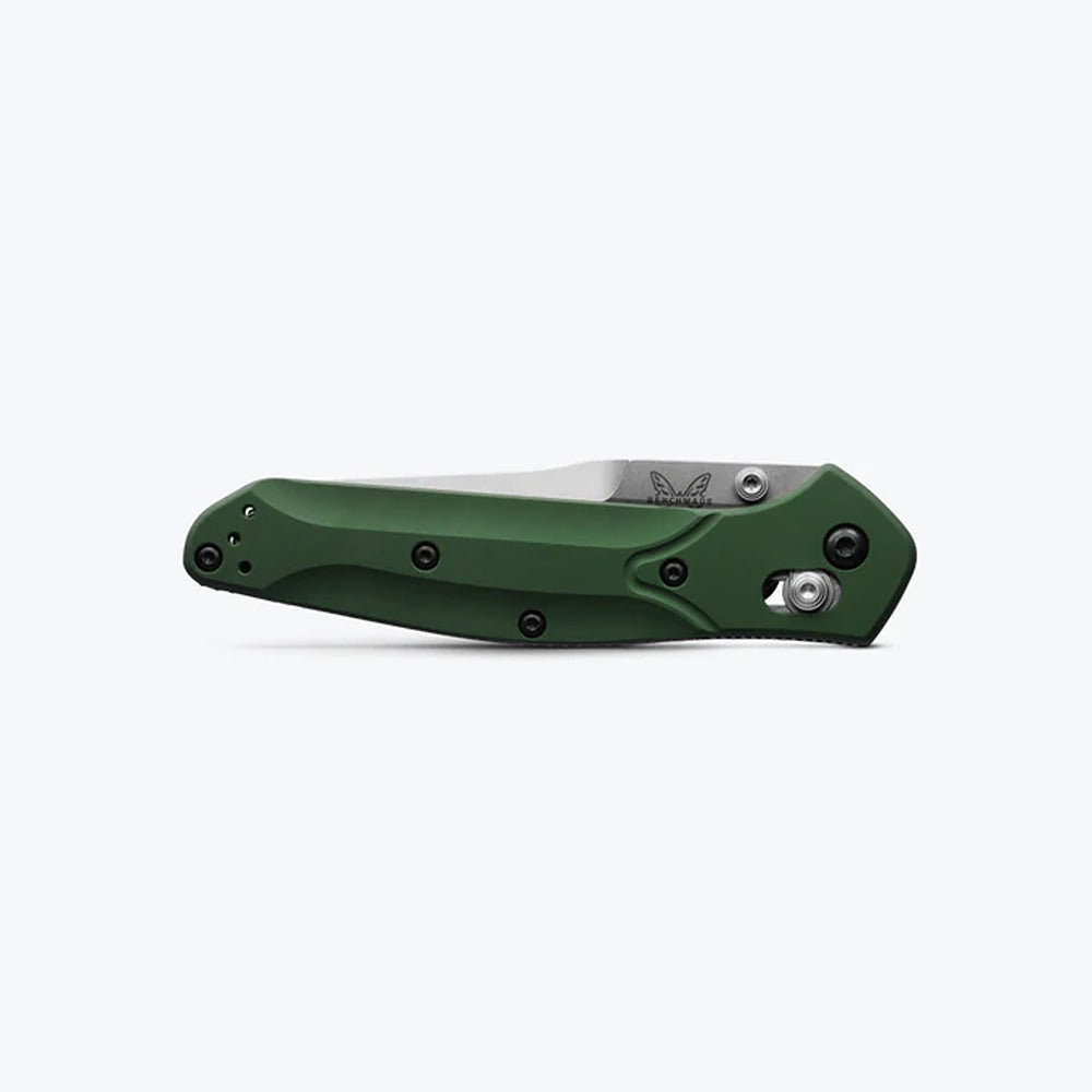 Highly regarded as one of the most quintessential EDCs of all time, the 940 is slim, stylish and can perform in just about any situation imaginable.  The 940 features a satin plain edge reverse tanto blade with a green anodised aluminum handle. The manual opening blade contains strong CPM-S30V blade steel. Made in U.S.A. www.defenceqstore.com.au