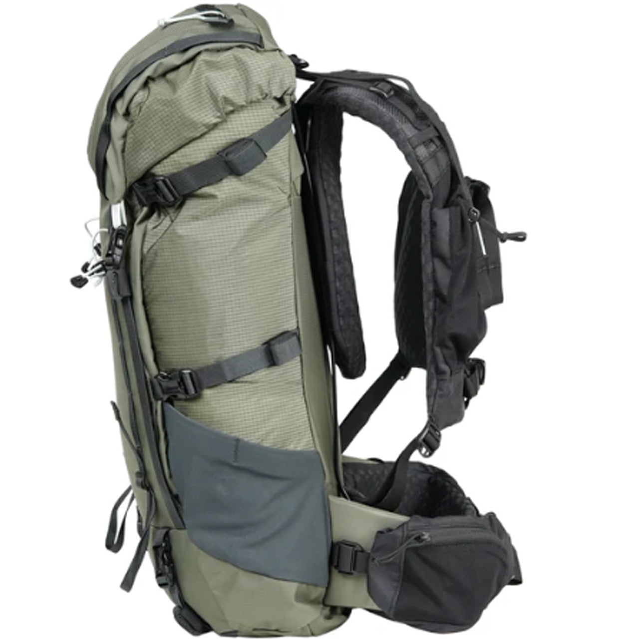 Built for grueling in-and-outs or minimalist overnighters, the BRIDGER 35 has an answer for every challenge your weekend mission throws your way. This hiking pack’s ample storage pockets let you keep essential accessories like sunscreen, snacks, and cameras close at hand, and a double-zipper design makes for an effortless transition when it’s time to take a lunch break or set up camp. www.defenceqstore.com.au