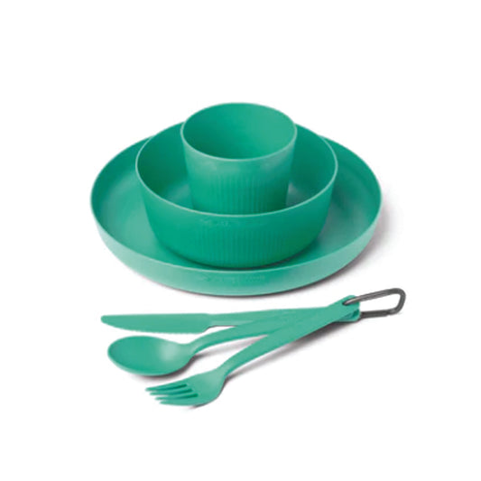 Adventure tested. Camp ready. This all-in-one, ultralight dinnerware set includes a plate, bowl, cup, cutlery set with carabiner, and mesh sack for drying and organisation. Steep sidewalls on the bowl and plate reduce spills, while the tactile EasyGrip surface ensures secure handling, even with gloves. www.defenceqstore.com.au