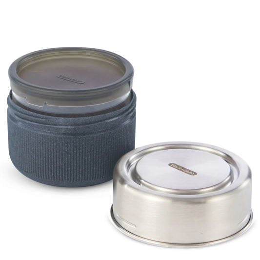 This lunch pot features a 600ml Borosilicate glass bowl that is lightweight and has a sustainable wood fibre base to keep your food cool. The lid is made of stainless steel for added durability. www.defenceqstore.com.au