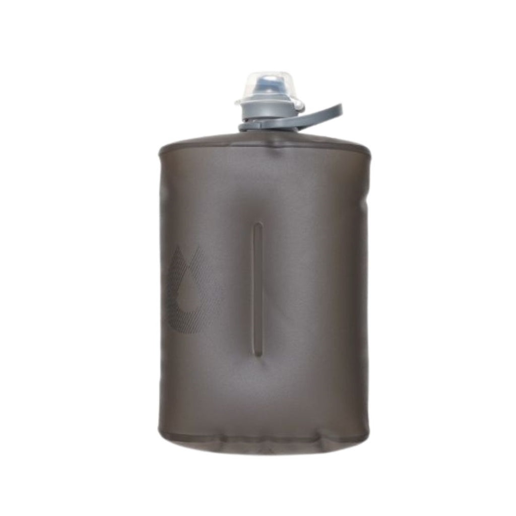 A trail companion like no other, the flexible Stow 1L has an internal baffle that makes it easier to hold and pocket. The spill-proof nozzle allows for easy drinking, it's lightweight, easy to pack and the bail handle makes for more comfortable carrying and attachment. Convenience meets performance. www.defenceqstore.com.au