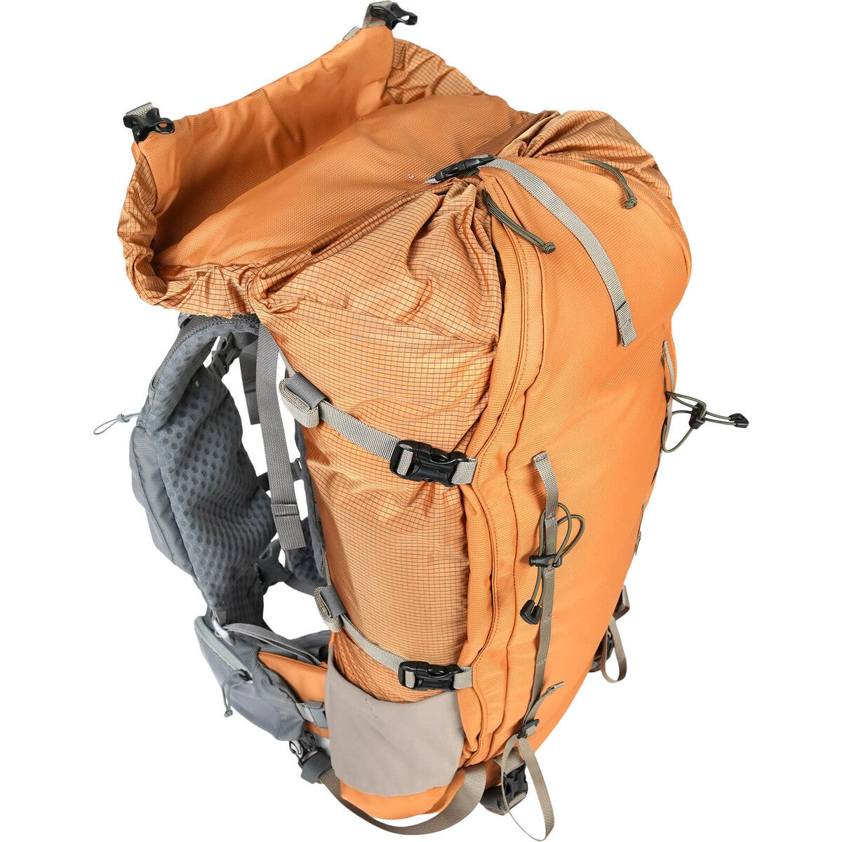 Built for grueling in-and-outs or minimalist overnighters, the BRIDGER 35 has an answer for every challenge your weekend mission throws your way. This hiking pack’s ample storage pockets let you keep essential accessories like sunscreen, snacks, and cameras close at hand, and a double- zipper design makes for an effortless transition when it’s time to take a lunch break or set up camp. www.defenceqstore.com.au