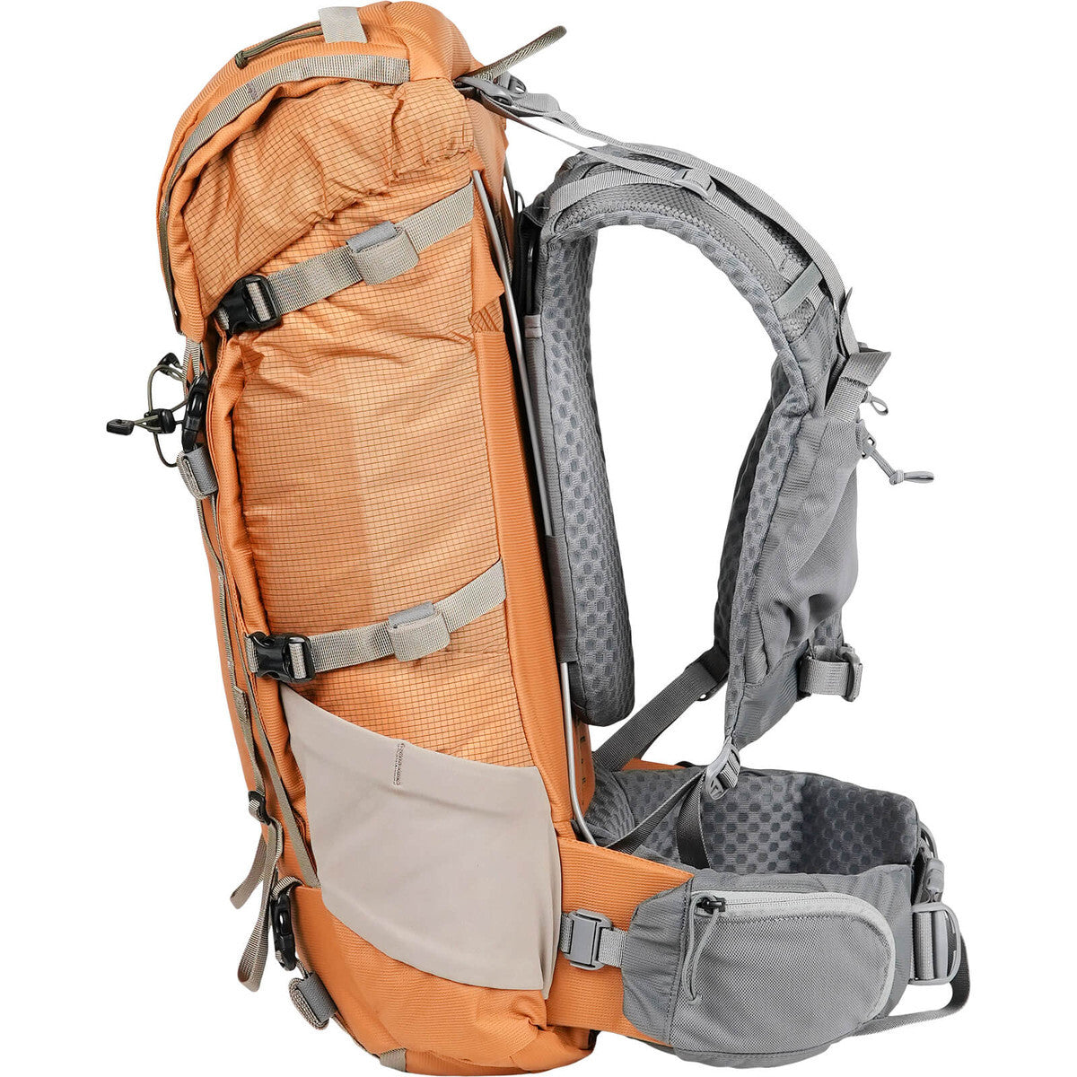 Built for grueling in-and-outs or minimalist overnighters, the BRIDGER 35 has an answer for every challenge your weekend mission throws your way. This hiking pack’s ample storage pockets let you keep essential accessories like sunscreen, snacks, and cameras close at hand, and a double- zipper design makes for an effortless transition when it’s time to take a lunch break or set up camp. www.defenceqstore.com.au