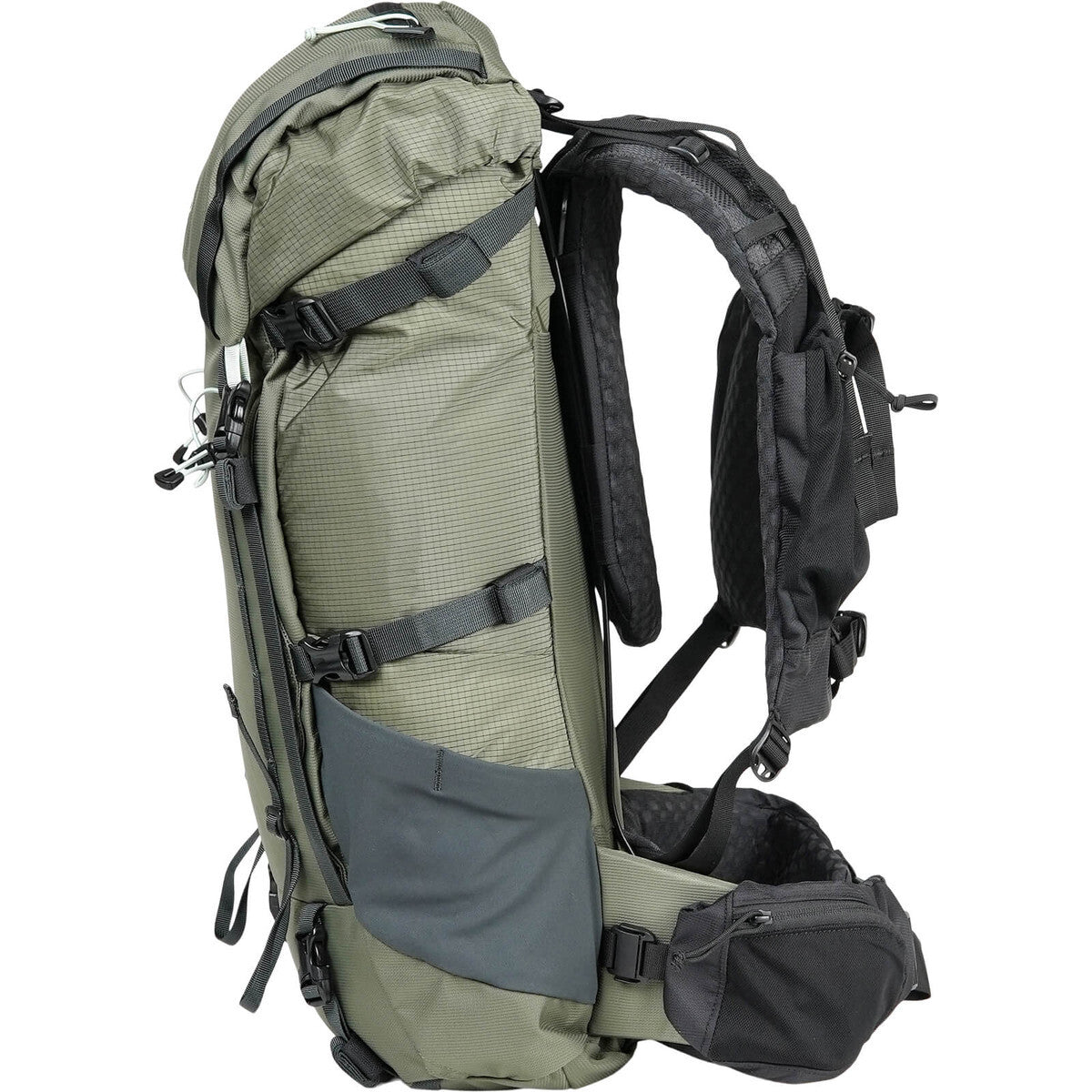 Built for grueling in-and-outs or minimalist overnighters, the BRIDGER 35 has an answer for every challenge your weekend mission throws your way. This hiking pack’s ample storage pockets let you keep essential accessories like sunscreen, snacks, and cameras close at hand, and a double-zipper design makes for an effortless transition when it’s time to take a lunch break or set up camp. www.defenceqstore.com.au