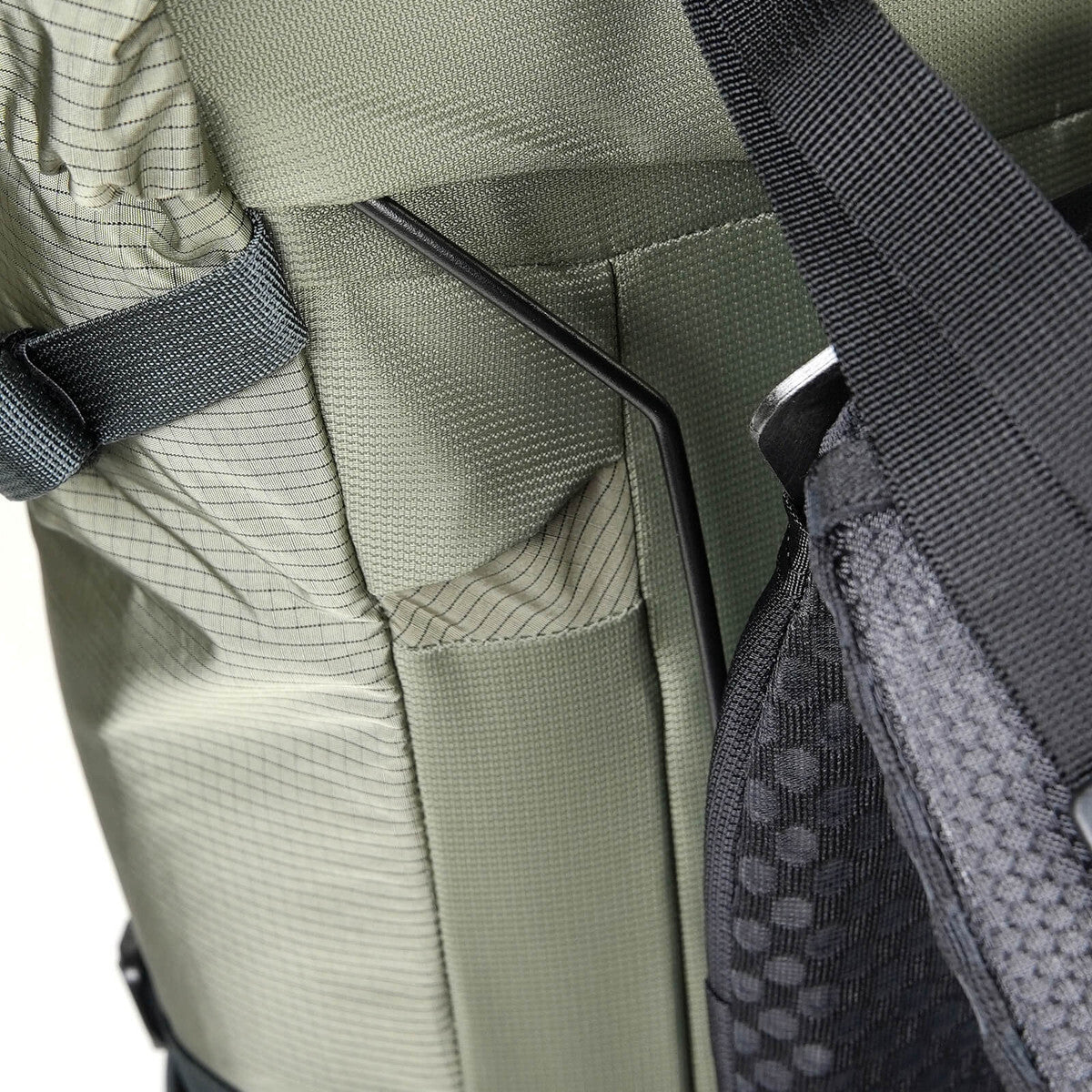 Built for grueling in-and-outs or minimalist overnighters, the BRIDGER 35 has an answer for every challenge your weekend mission throws your way. This hiking pack’s ample storage pockets let you keep essential accessories like sunscreen, snacks, and cameras close at hand, and a double-zipper design makes for an effortless transition when it’s time to take a lunch break or set up camp. www.defenceqstore.com.au