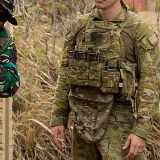 The ASAD Dump Pouch Modular is a highly versatile sub load dump pouch designed to be fastened via a Velcro panel to the lower edge of any plate carrier or chest rig that uses a hook and loop sandwich system. www.defenceqstore.com.au pouch view from amcu operator