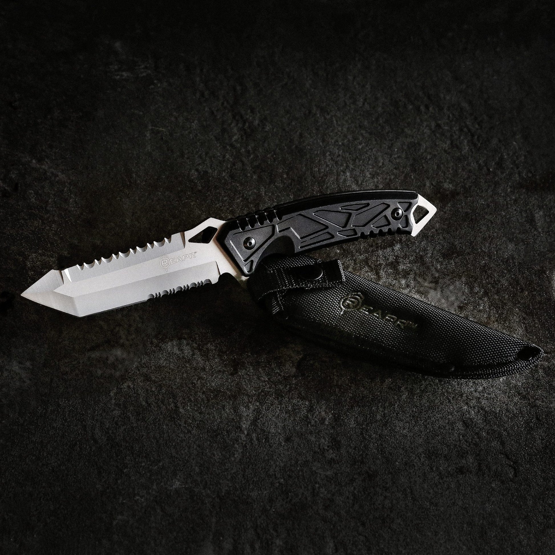 This serrated full tang knife is the ideal camping and hunting companion. The REAPR 11011 Javelin Fixed Blade Knife features a spiked window glass breaker and a sawed-back dual edge serrated camping knife for cutting twigs and twine and branches. www.defenceqstore.com.au