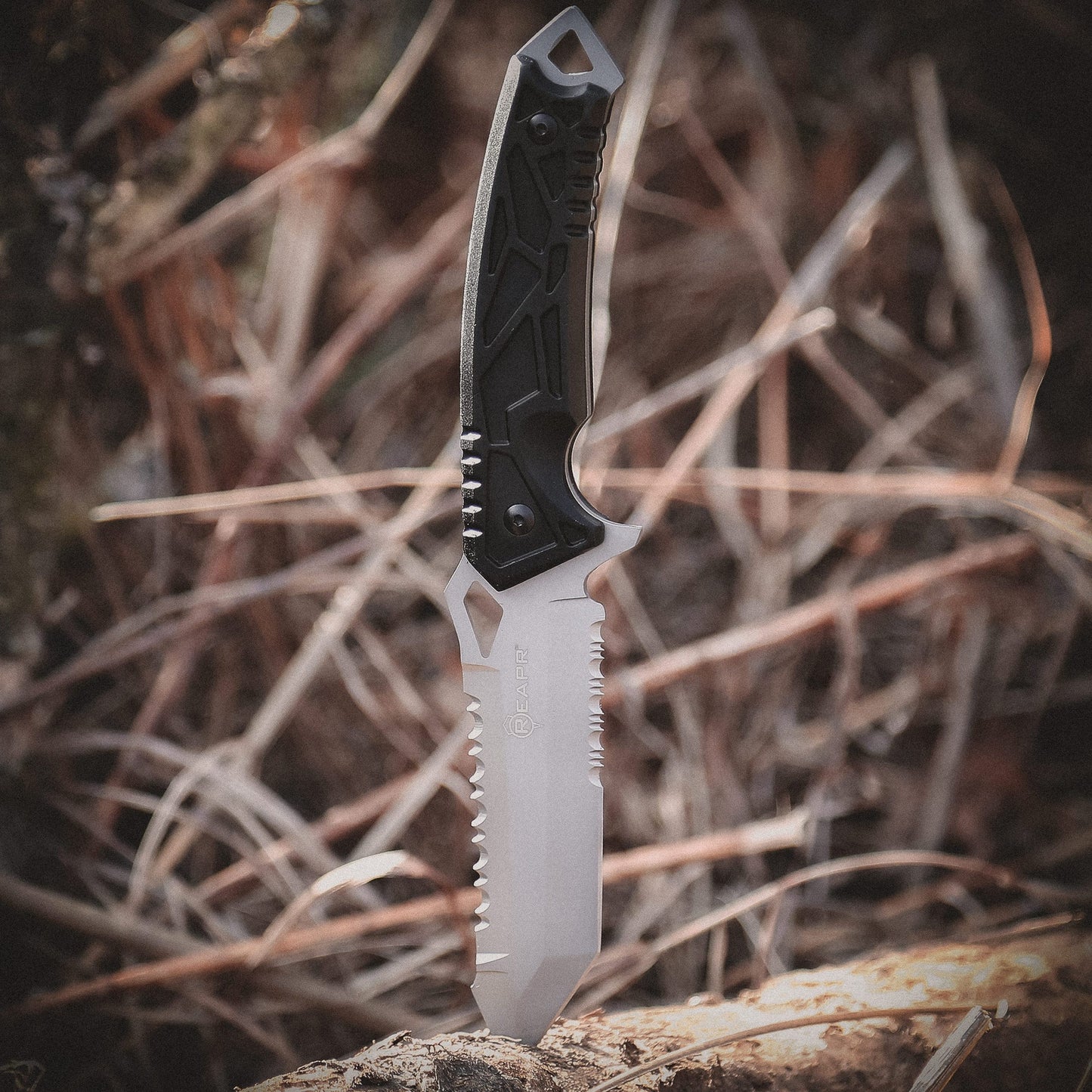 This serrated full tang knife is the ideal camping and hunting companion. The REAPR 11011 Javelin Fixed Blade Knife features a spiked window glass breaker and a sawed-back dual edge serrated camping knife for cutting twigs and twine and branches. www.defenceqstore.com.au