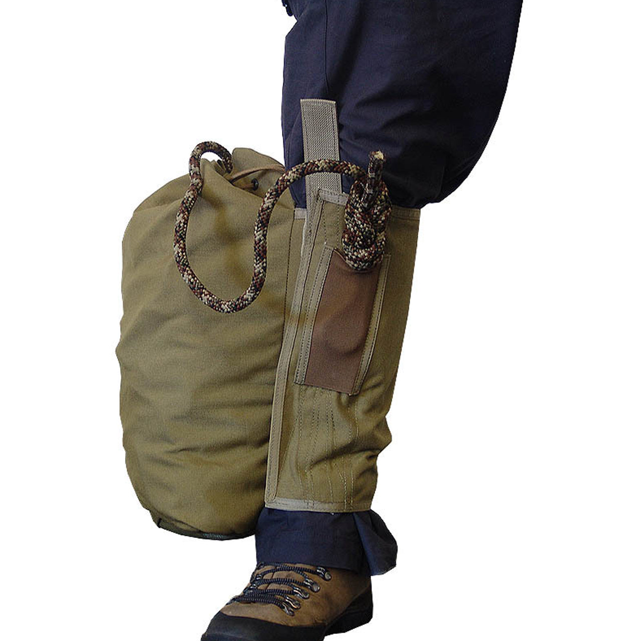 Most effectively worn on the right leg but will work on either side. Quick detach handle allows fast one handed jettison once on the ground. Internal floor tie in point will not allow the last remaining rope to pull through the figure 8 on a descent. www.defenceqstore.com.au