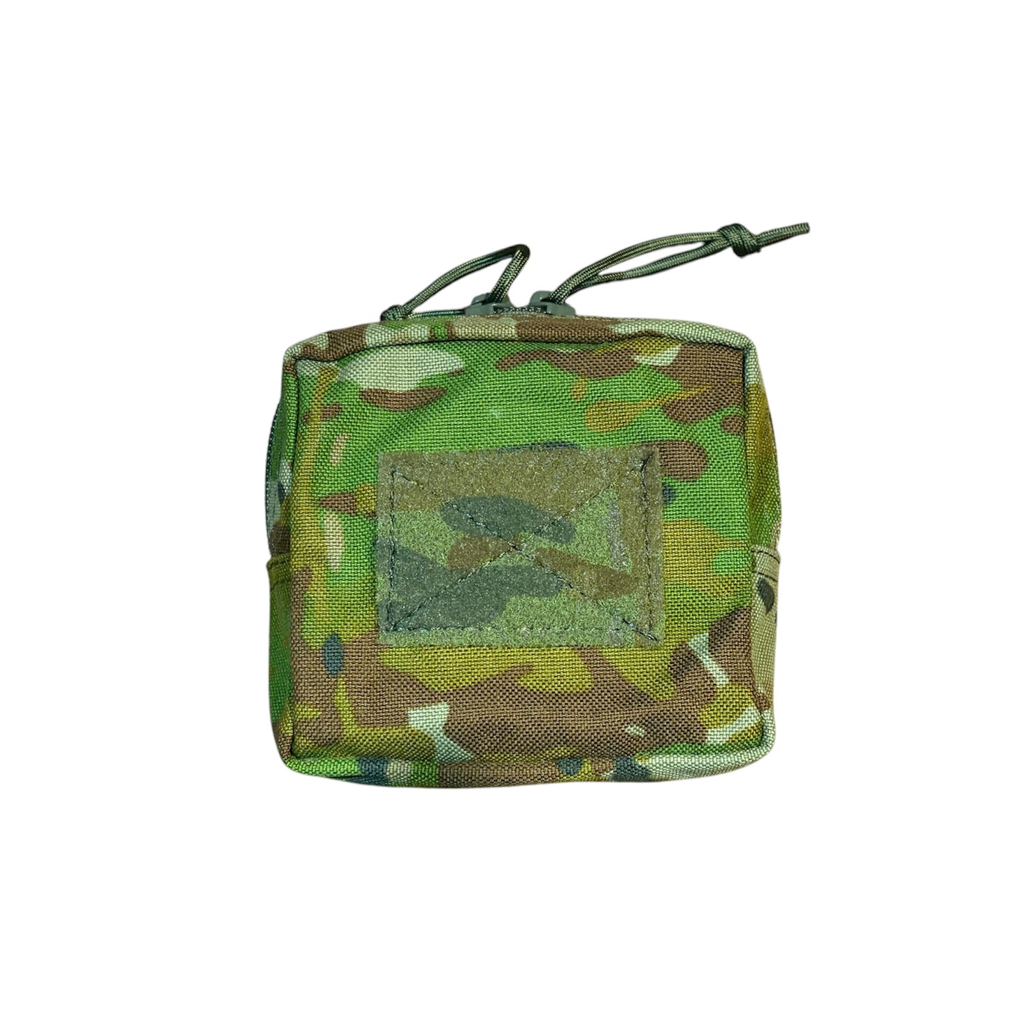 The Snake Bite&nbsp;Kit provides emergency treatment&nbsp;for one person in case of a snake or spider bite. It contains:
3 Heavy Standard Crepe Bandages.&nbsp;
Gauze Swab 7.5cm
Thermal Blanket,
Venomous Bite Guide.&nbsp;&nbsp;
AMCU Combat Pouch 12x11.5x6cm www.defenceqstore.com.au