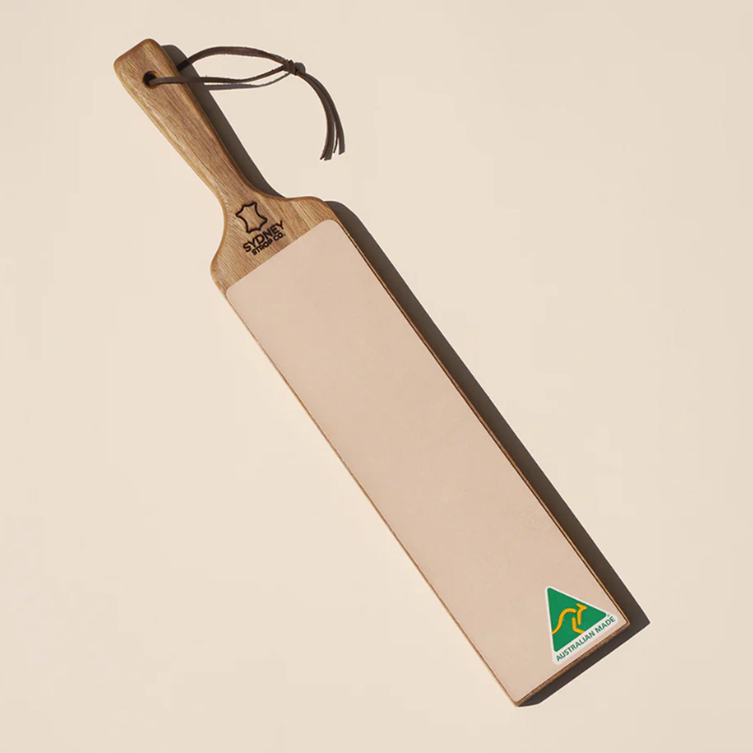 The paddle-style handle offers excellent grip and control, allowing for consistent, safe stropping. Ideal for straight razors, pocket knives, chisels, and woodworking tools, this strop efficiently removes burrs and enhances edge sharpness to a refined, mirror-like finish. www.defenceqstore.com.au