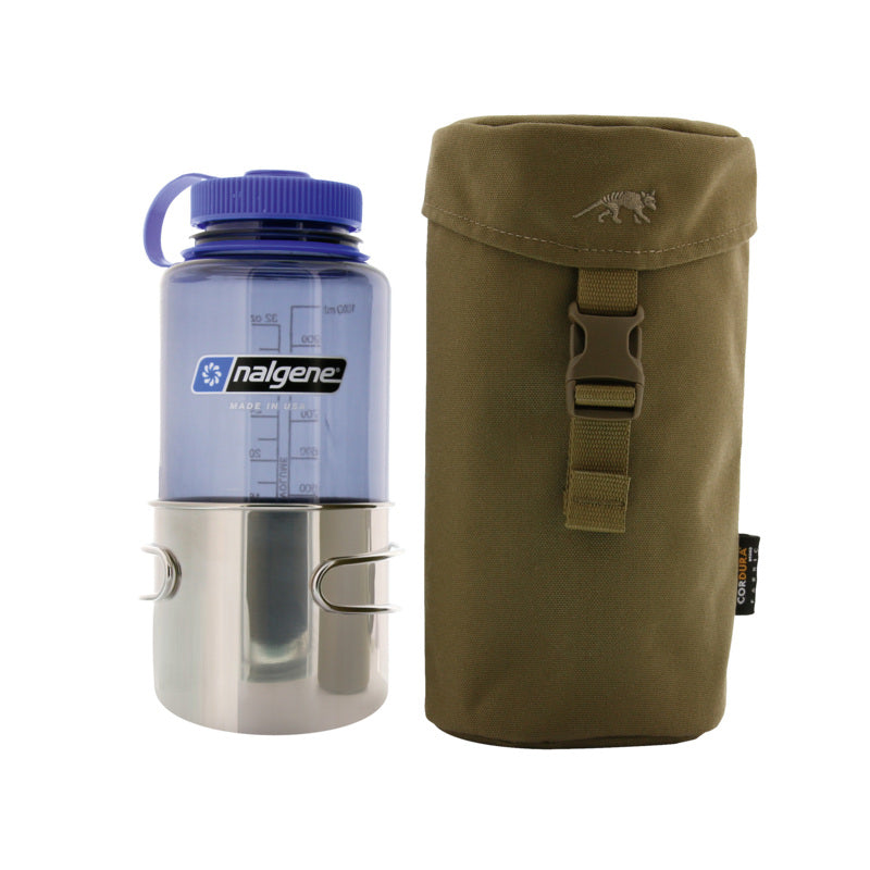 This versatile bottle holder is specifically designed to securely hold a 1 liter drinking bottle. Its measurements of 11 x 11 x 22 cm make it the perfect size for carrying on the go. The lid is conveniently locked with a quick-release buckle, and the holder also features 5mm of insulating foam to keep your drinks at the perfect temperature. www.defenceqstore.com.au