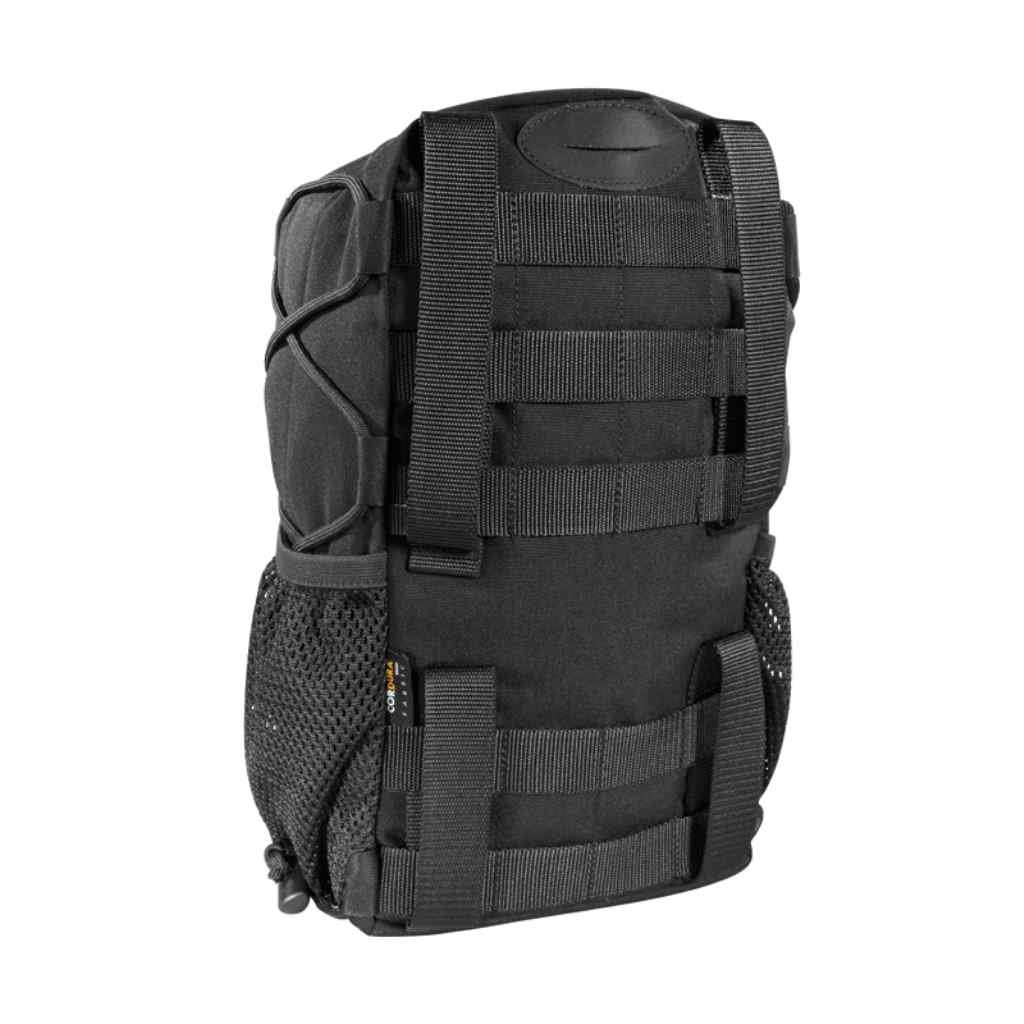 The functional interior layout of the main compartment has Molle hook-and-loop and bungee cord can be used, for example, for medical equipment. The pouch also has side pockets made of mesh fabric, e.g. for magazines, and Molle hook-and-loop on the front. The entire system can be compressed with bungee cord. The pouch is also equipped with a drinking system preparation and the corresponding tube exit. www.defenceqstore.com.au