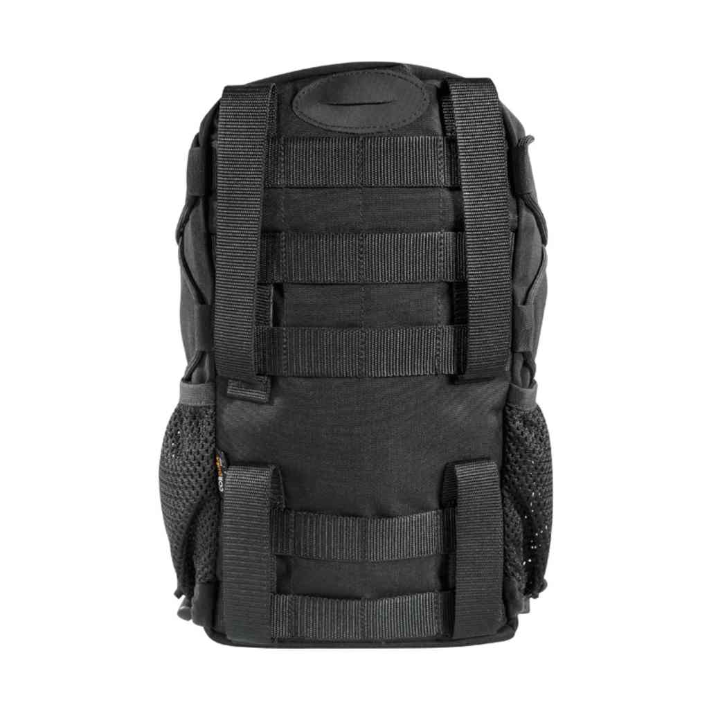 The functional interior layout of the main compartment has Molle hook-and-loop and bungee cord can be used, for example, for medical equipment. The pouch also has side pockets made of mesh fabric, e.g. for magazines, and Molle hook-and-loop on the front. The entire system can be compressed with bungee cord. The pouch is also equipped with a drinking system preparation and the corresponding tube exit. www.defenceqstore.com.au