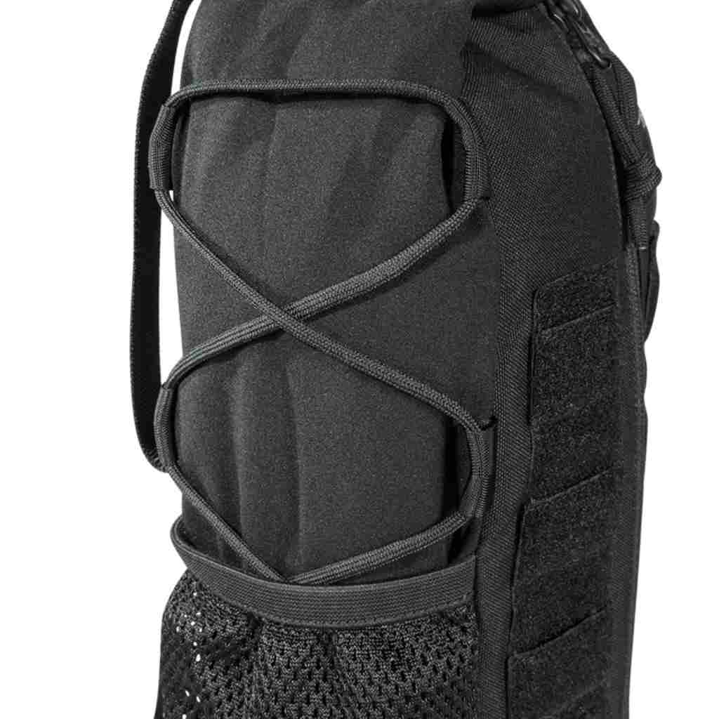 The functional interior layout of the main compartment has Molle hook-and-loop and bungee cord can be used, for example, for medical equipment. The pouch also has side pockets made of mesh fabric, e.g. for magazines, and Molle hook-and-loop on the front. The entire system can be compressed with bungee cord. The pouch is also equipped with a drinking system preparation and the corresponding tube exit. www.defenceqstore.com.au