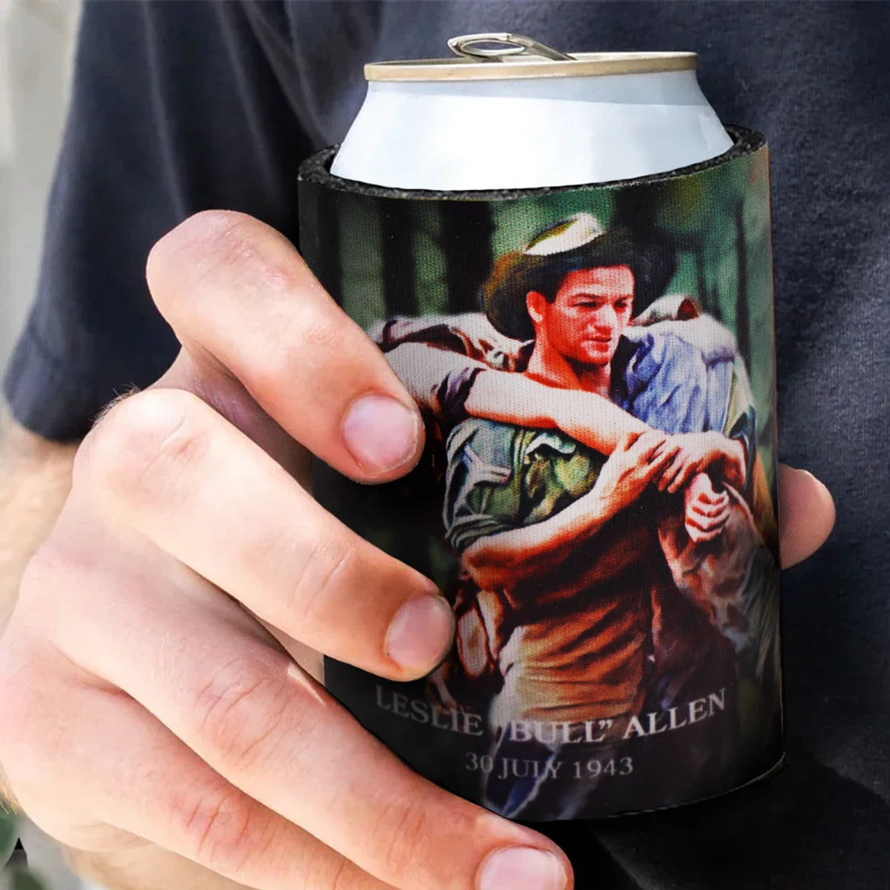 Introducing "The Spirit of Mateship Leslie Bull Allen Drink Cooler," a powerful tribute to the indomitable spirit of Australian soldiers and the enduring bonds of mateship that define them. www.defenceqstore.com.au