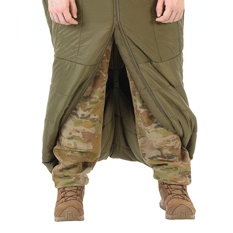 This sleeping bag is purpose-built for military personnel, hunters, and serious outdoor adventurers, striking the balance between the rugged functionality required for tactical missions, thermal efficiency and comfort. www.defenceqstore.com.au