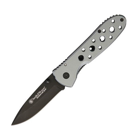 With a 3.5″ stainless steel black coated 440 blade features a utilitarian drop point shape. Milled gray aluminum handles are comfortable and lightweight in hand. The sturdy liner lock secures the blade open while additional jimping provides extra traction in the finger choil. Easy carry the Extreme Ops with the stainless steel tip down pocket clip. www.defenceqstore.com.au